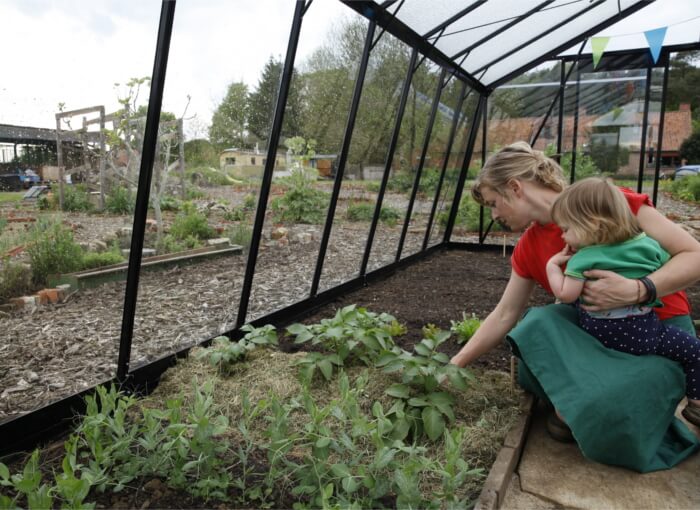 Femme-cultive-serre-acd-S208-blackline