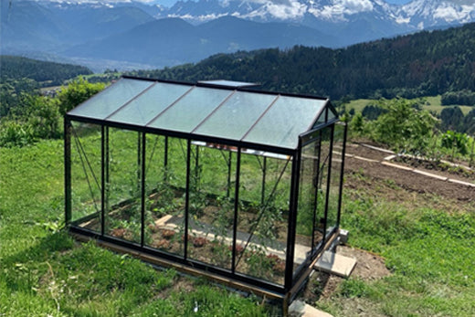 Serre de Jardin & Terrain en Pente: Réussir l'Installation